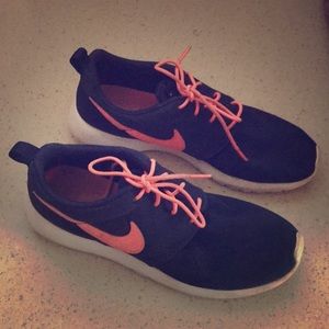 Rare Nike Roshe EUC. Size 7.5